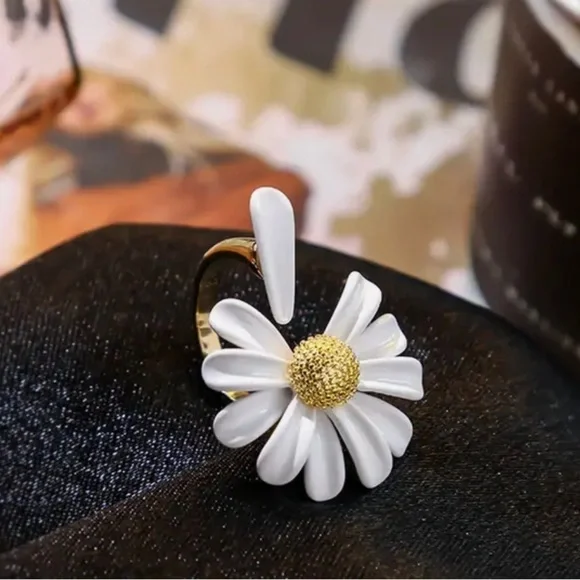 Into The Bloom Daisy Flower Ring - Picture 12 of 12